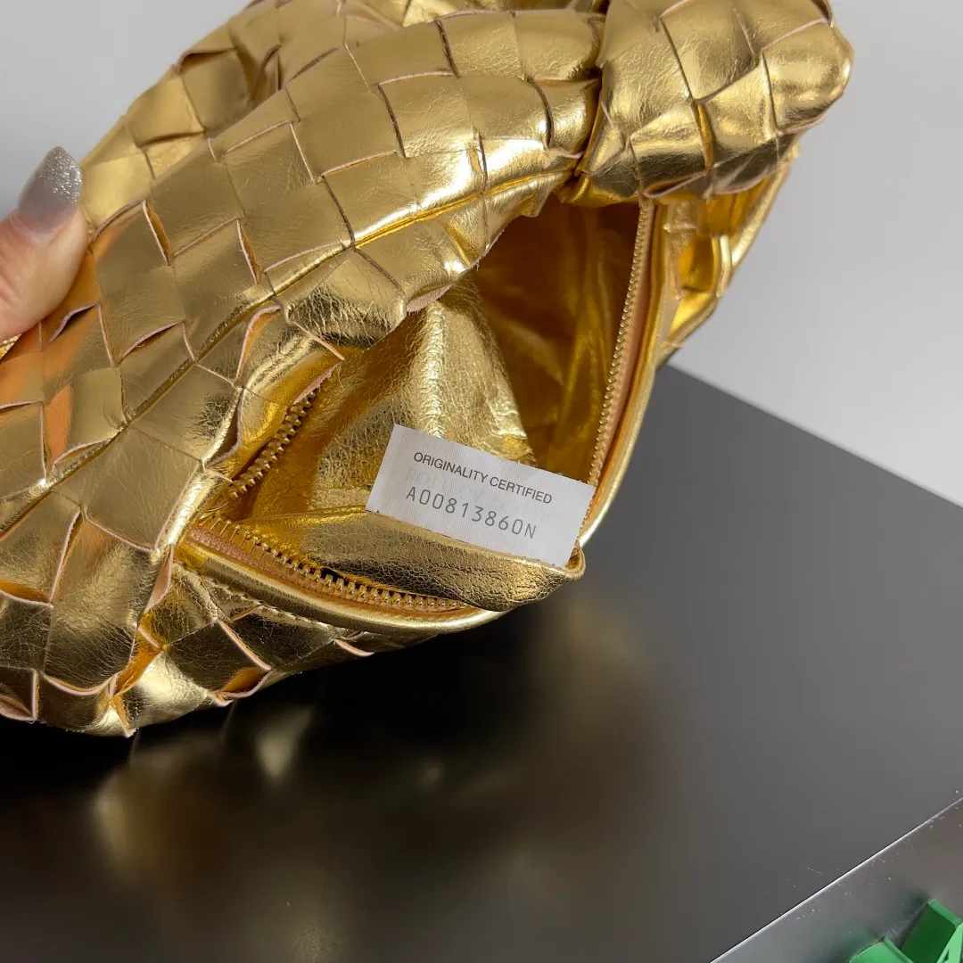 Batch 1160 Bottega veneta͙.——The latest woven knotted hobo🔥 The top-grade lambskin leather is very soft, the bag shape is unique, practical and durable. It retains the traditional woven elements while being a little more flamboyant ~ Made of hand-woven sheepskin, zipper opening and closing, curved seamless structure, effortless to match. Highly recommended⚠️⚠️⚠️ The highest-end in the market🌈 Welcome to compare [all shipped from the factory with a full set of packaging] size: 26x13x8.5cm.    Model: 651876